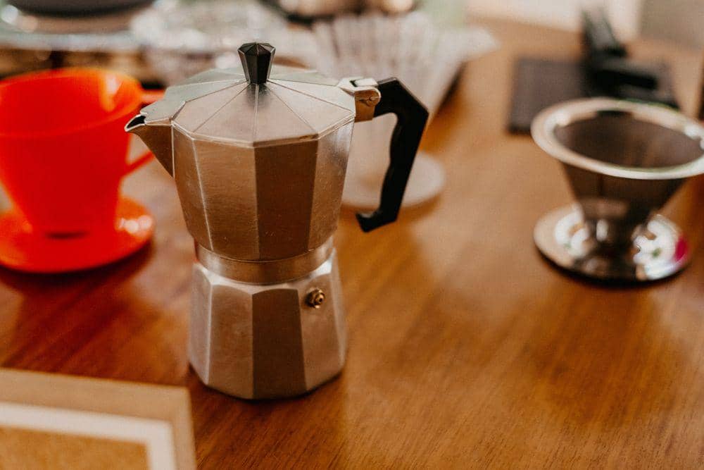 ilustrasi menyeduh kopi dalam moka pot