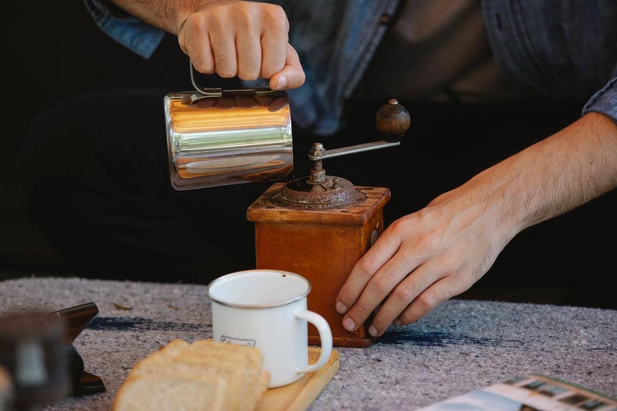 ilustrasi grinder kopi manual