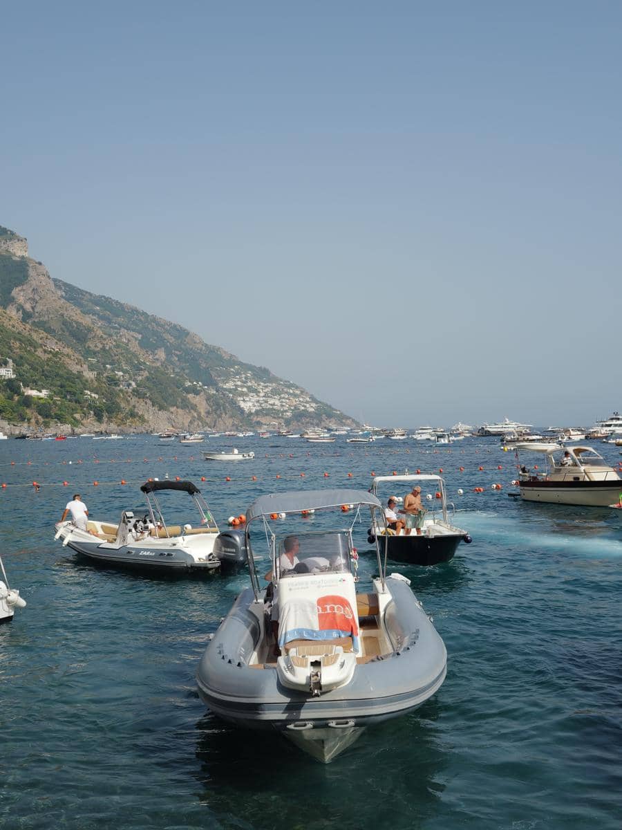 Regina Phoenix jalan-jalan di Amalfi Coast