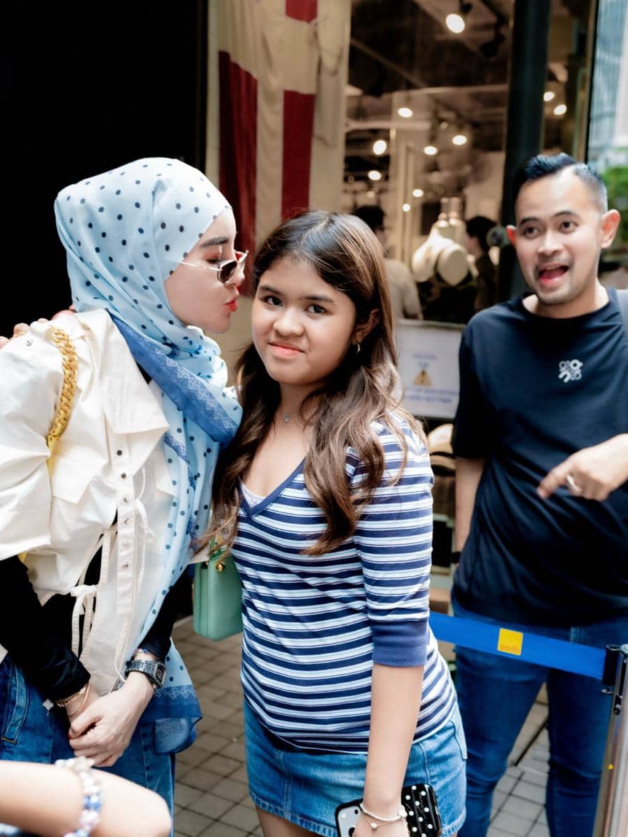 Keluarga Shandy Purnamasari liburan di Disneyland Hong Kong