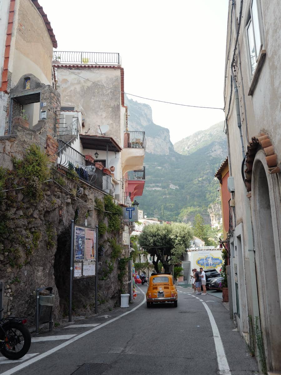 Regina Phoenix jalan-jalan di Amalfi Coast