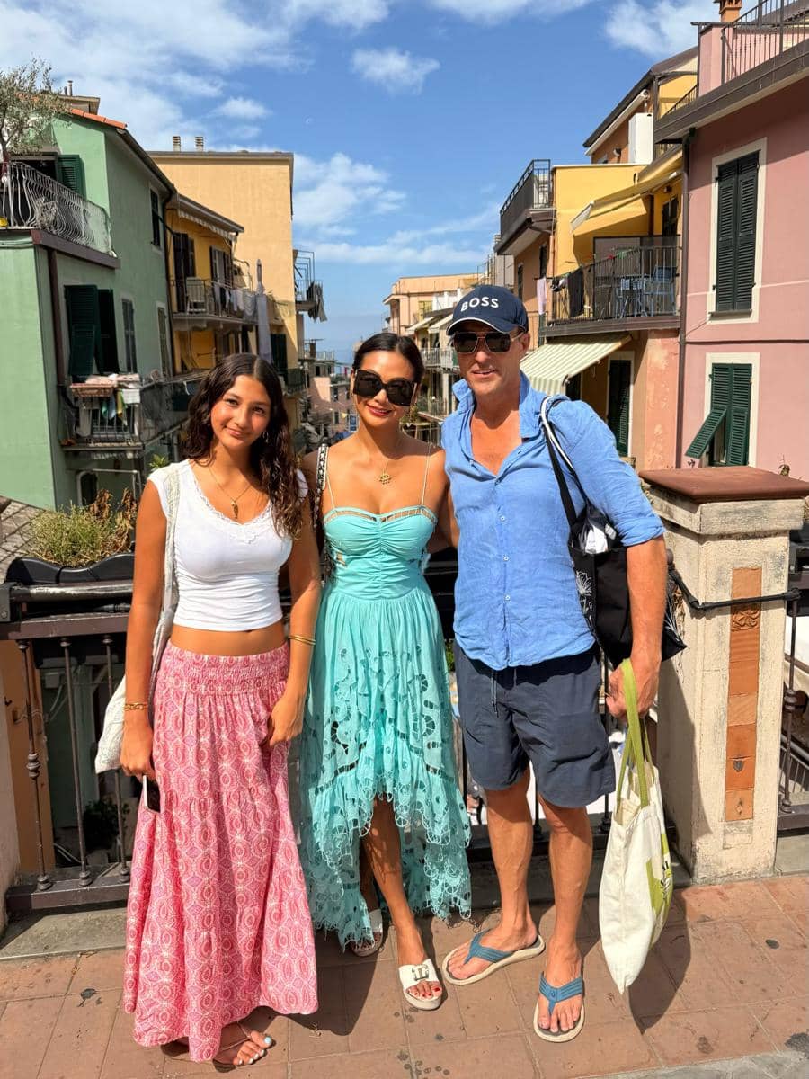 Keluarga Indah Kalalo jalan-jalan di Cinque Terre