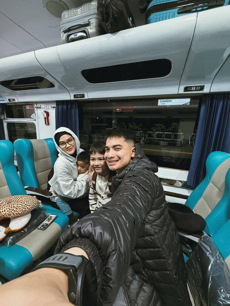 Keluarga Alvin Faiz naik kereta ke Malang