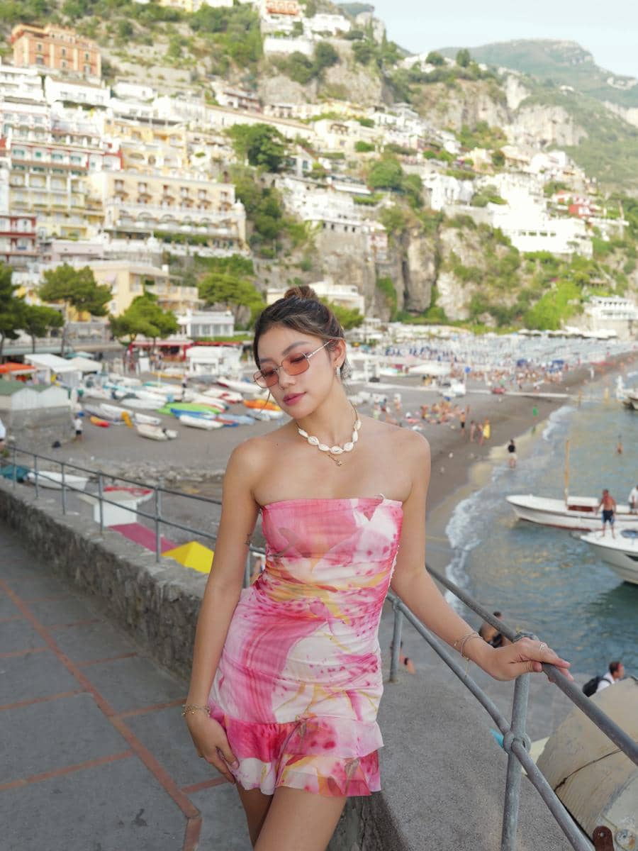 Regina Phoenix jalan-jalan di Amalfi Coast