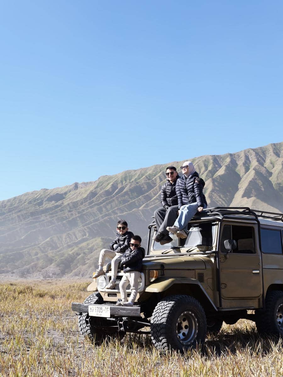 Keluarga Henny Rahman liburan di Gunung Bromo