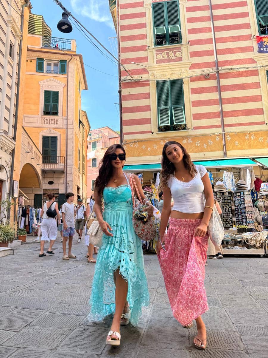 Keluarga Indah Kalalo jalan-jalan di Cinque Terre