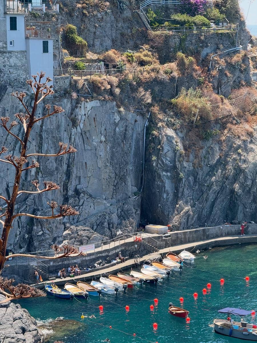 Keluarga Indah Kalalo jalan-jalan di Cinque Terre