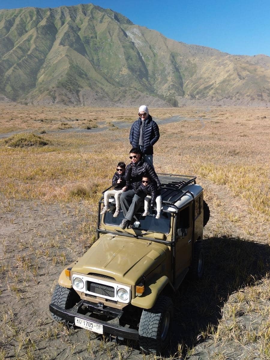 Keluarga Henny Rahman liburan di Gunung Bromo