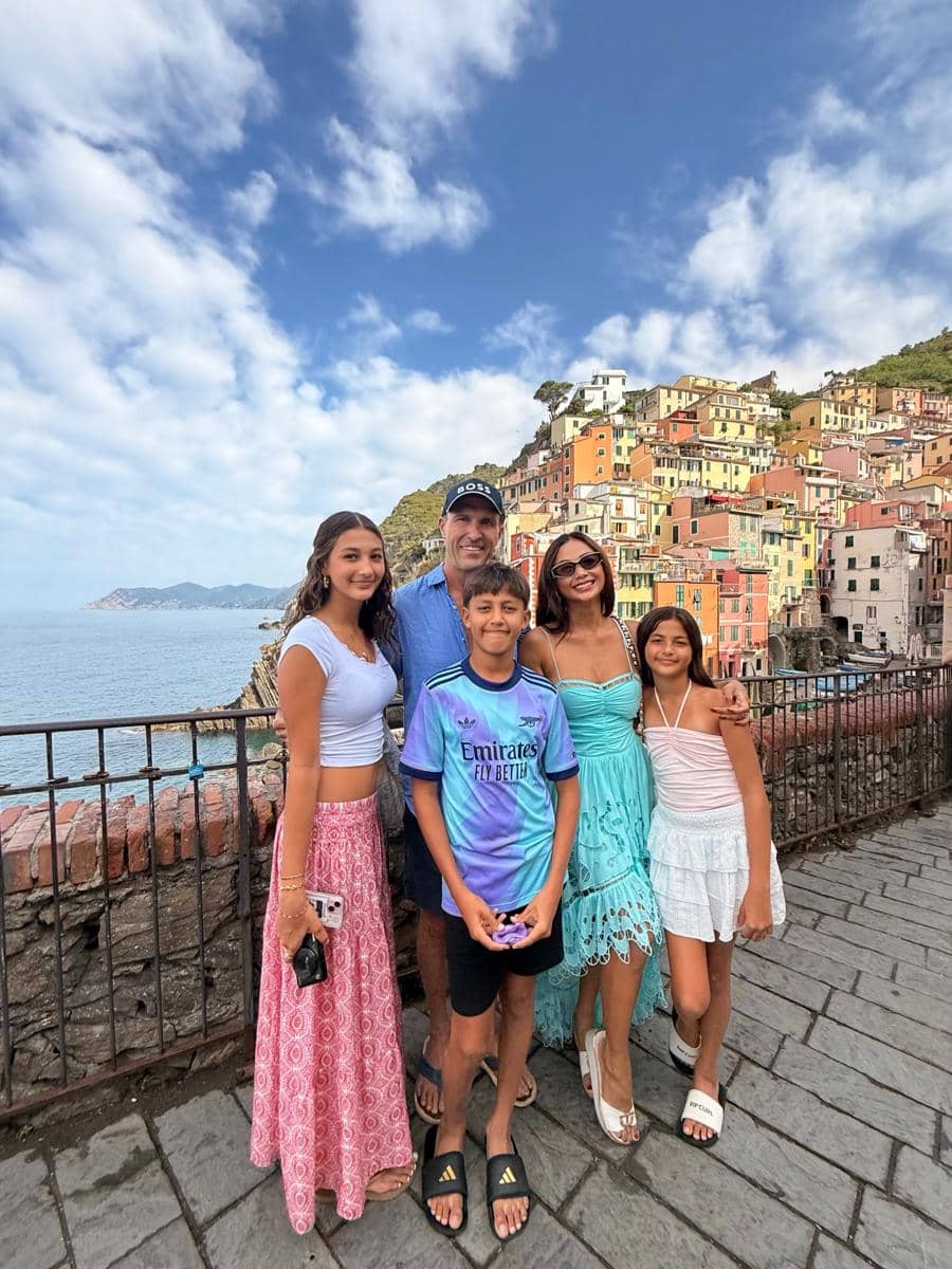 Keluarga Indah Kalalo jalan-jalan di Cinque Terre