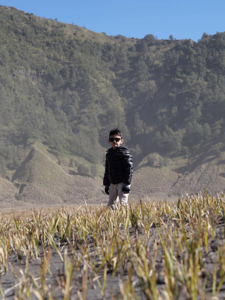 Keluarga Henny Rahman liburan di Gunung Bromo