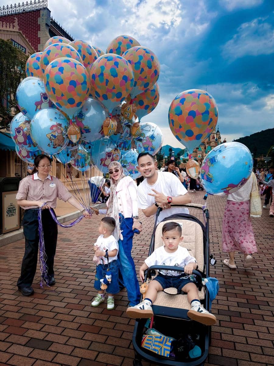 Keluarga Shandy Purnamasari liburan di Disneyland Hong Kong