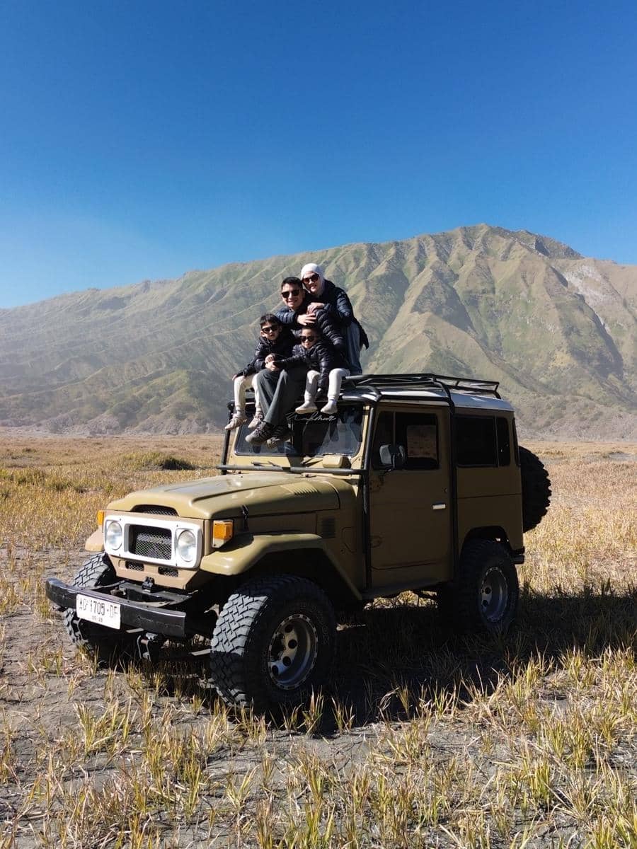 Keluarga Henny Rahman liburan di Gunung Bromo