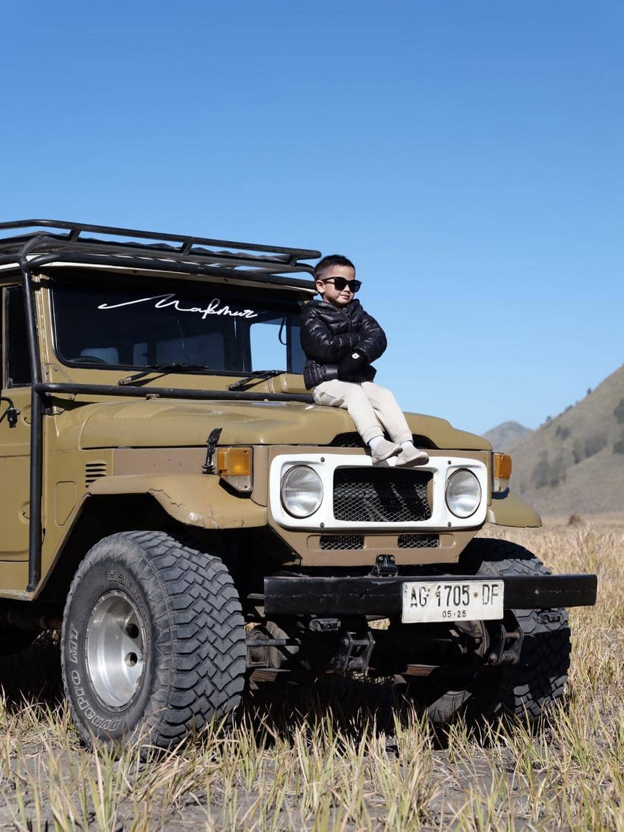 Keluarga Henny Rahman liburan di Gunung Bromo
