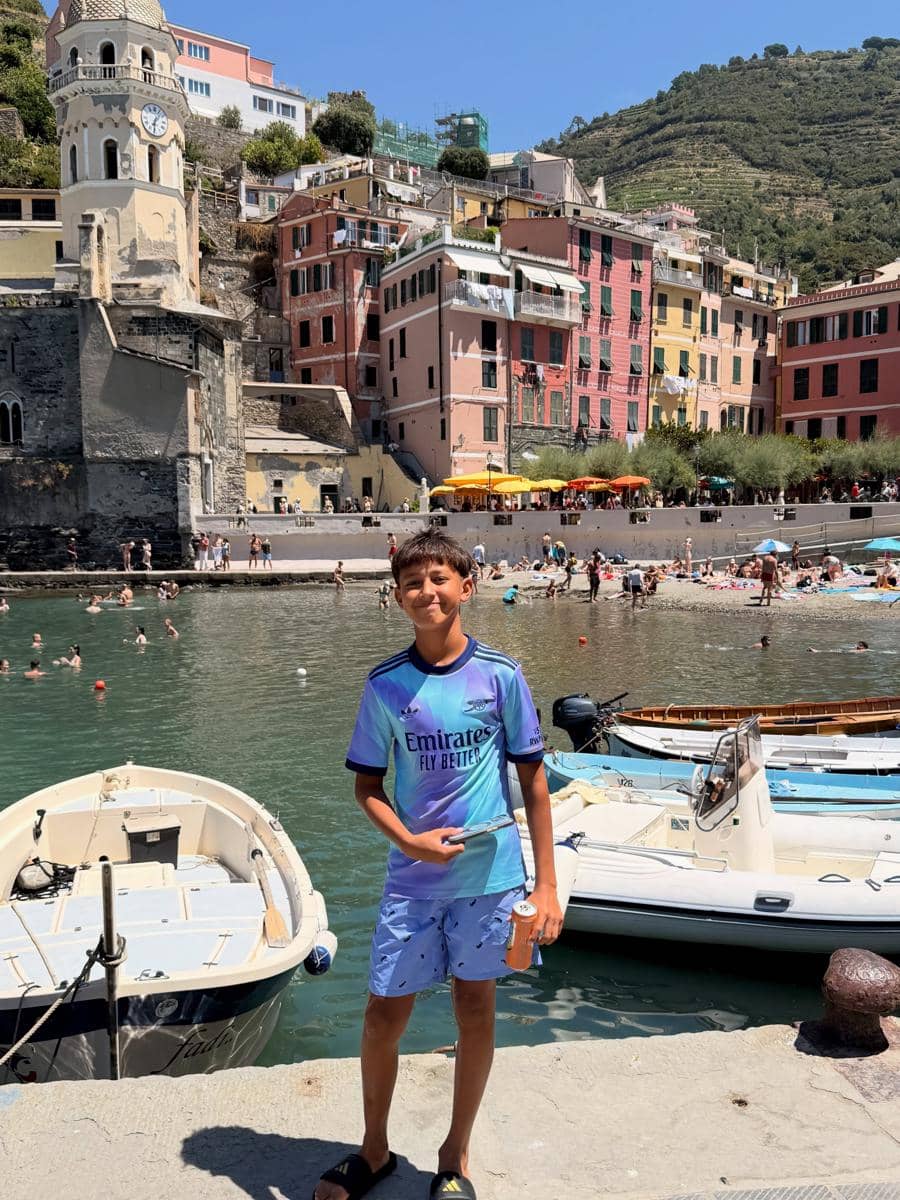Keluarga Indah Kalalo jalan-jalan di Cinque Terre