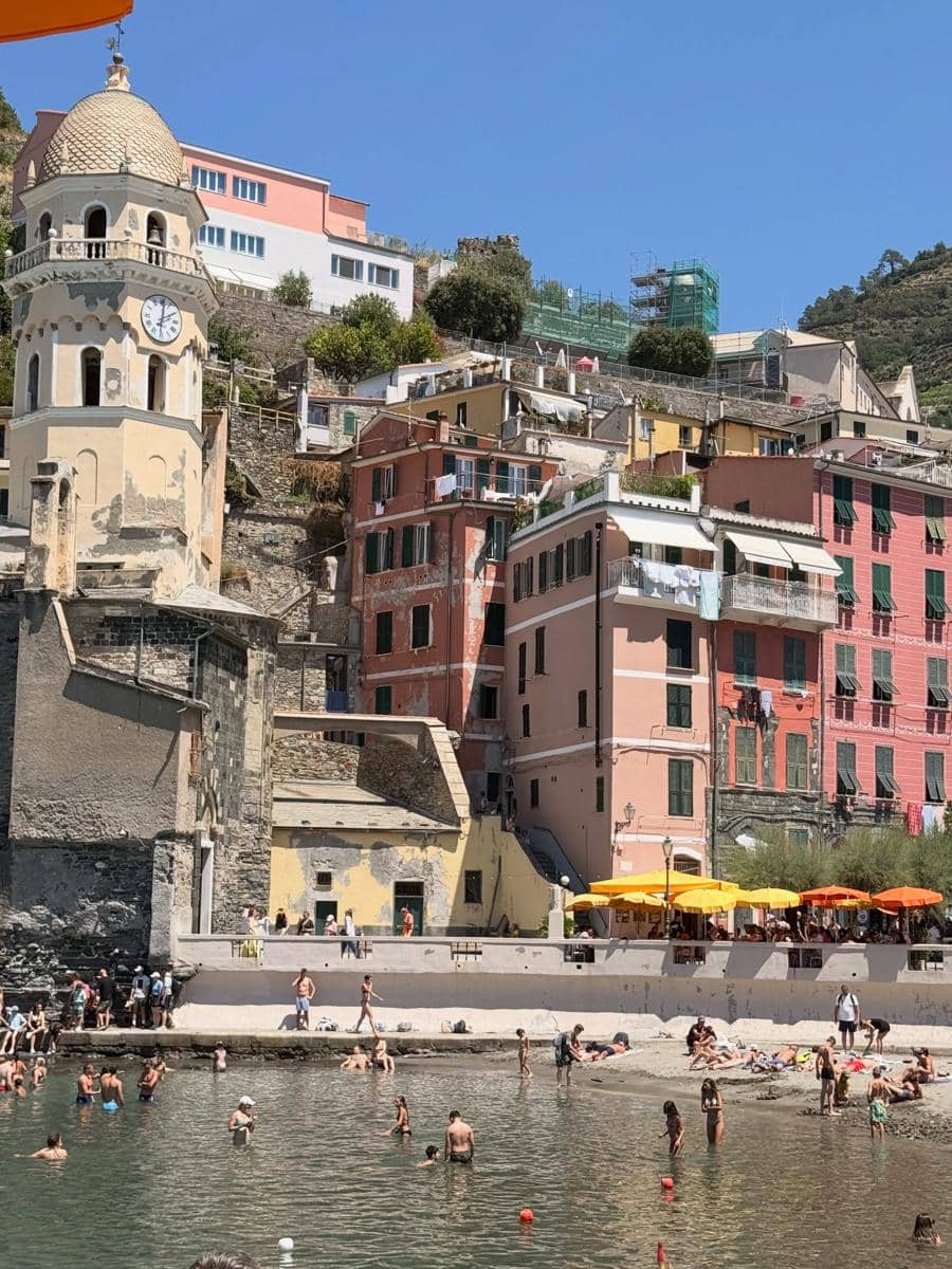 Keluarga Indah Kalalo jalan-jalan di Cinque Terre