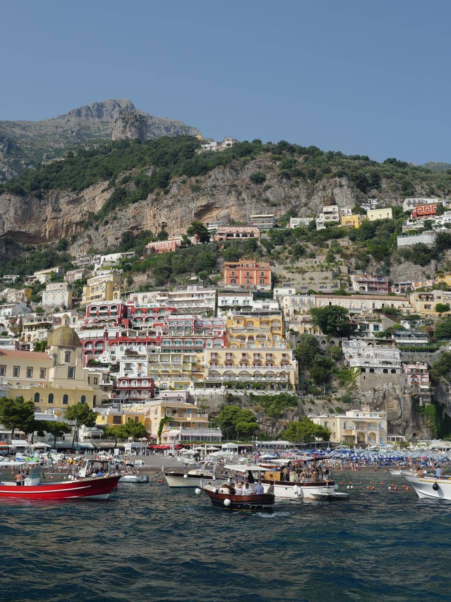 Regina Phoenix jalan-jalan di Amalfi Coast