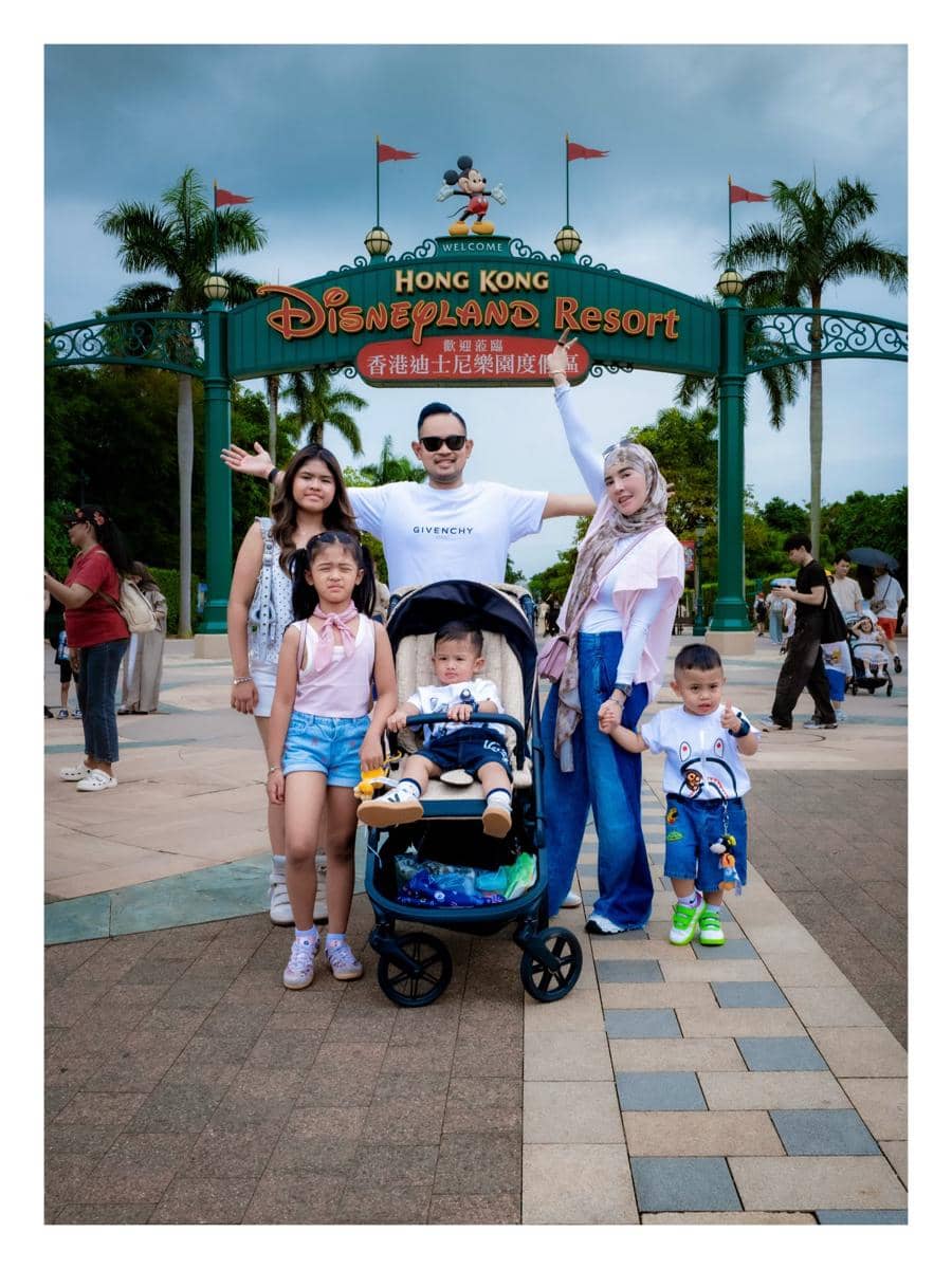 Keluarga Shandy Purnamasari liburan di Disneyland Hong Kong