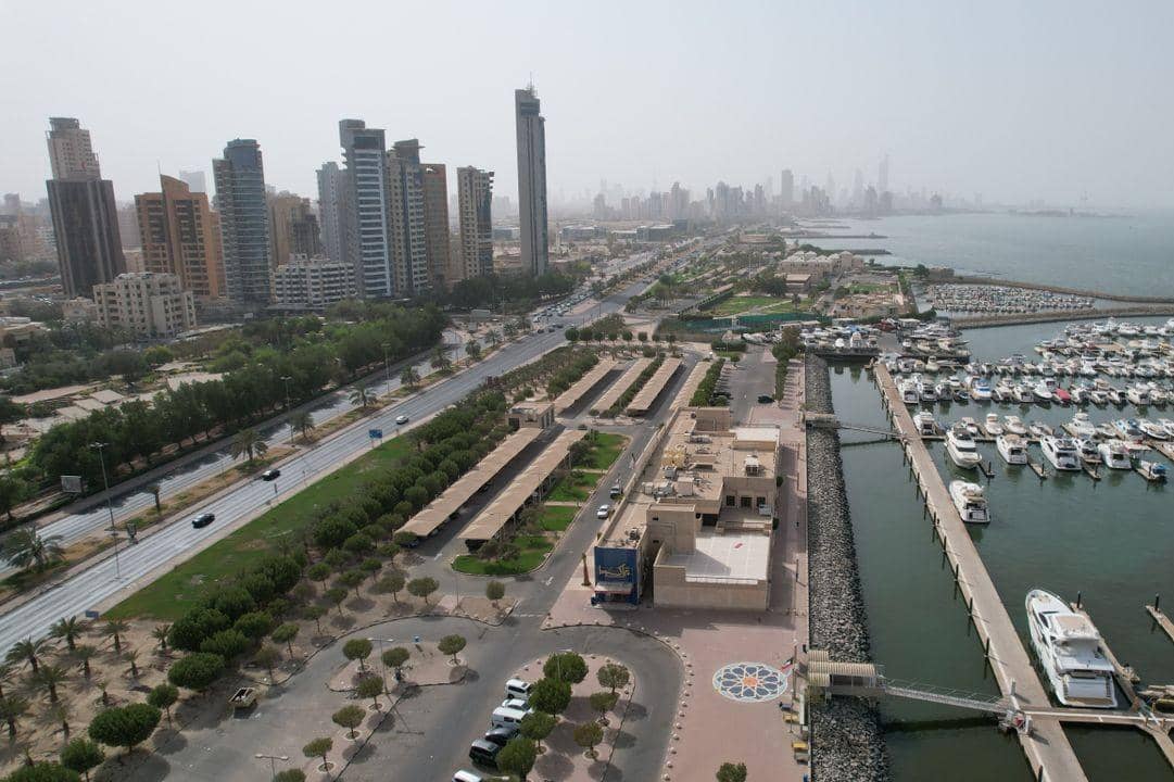 Suasana di Kota Kuwait, Kuwait.