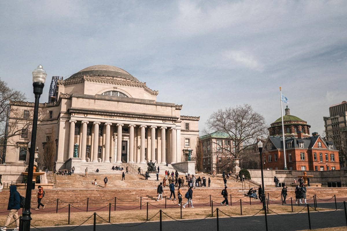 tampak depan Universitas Colombia di New York, Amerika Serikat