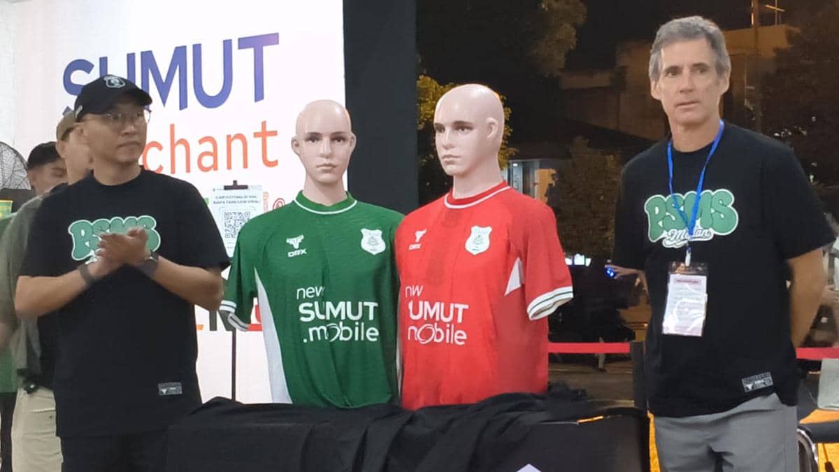 Dua pria berdiri di samping dua manekin yang mengenakan jersey hijau dan merah PSMS Medan dalam acara peluncuran Piala Presiden Elite 2026.