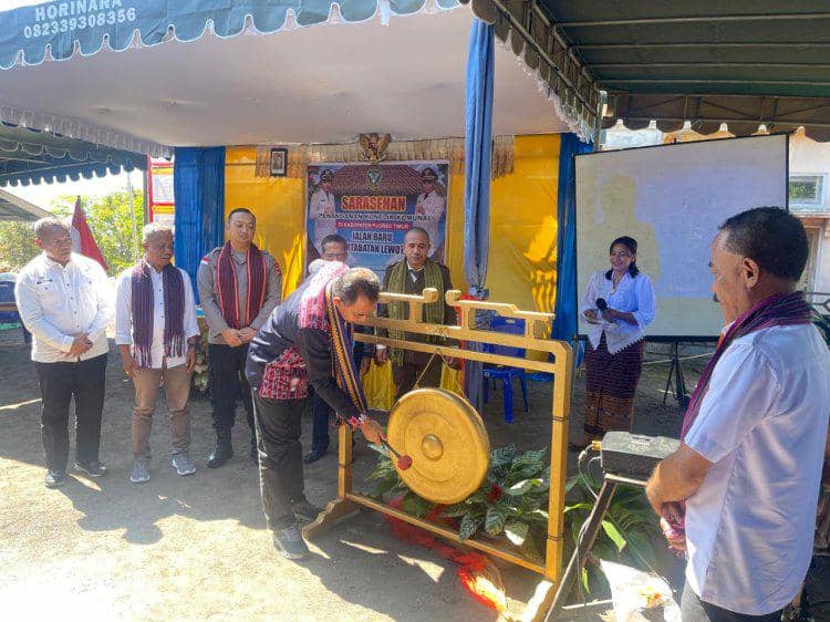 Seorang pejabat memukul gong didampingi sejumlah orang dalam acara sarasehan damai di Adonara, Flores Timur.