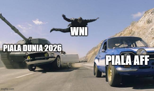 Meme lucu menunjukkan seseorang melompat dari mobil bertuliskan Piala Dunia 2026 ke mobil lain bertuliskan Piala AFF dengan teks WNI di tengah udara.