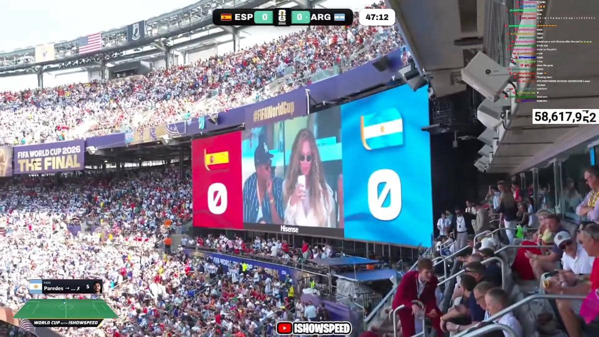 Suasana stadion penuh penonton saat final Piala Dunia 2026 antara Spanyol dan Argentina dengan skor imbang 0-0 ditampilkan di layar besar.