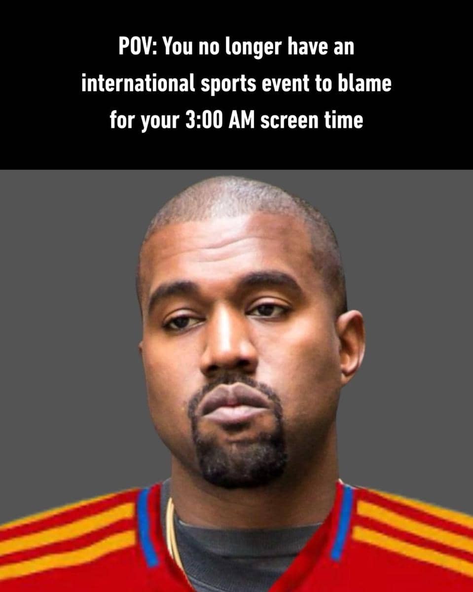 Seorang pria berwajah datar mengenakan jersey sepak bola merah dengan tulisan meme tentang berakhirnya ajang olahraga internasional.