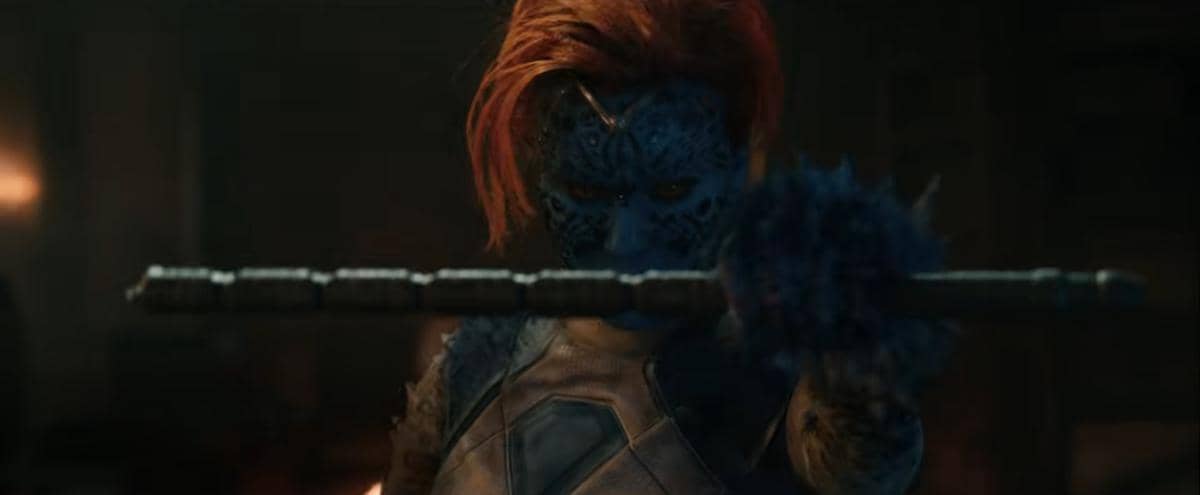Karakter berkulit biru dengan rambut oranye memegang tongkat logam dalam adegan gelap dari trailer film Avengers: Doomsday.