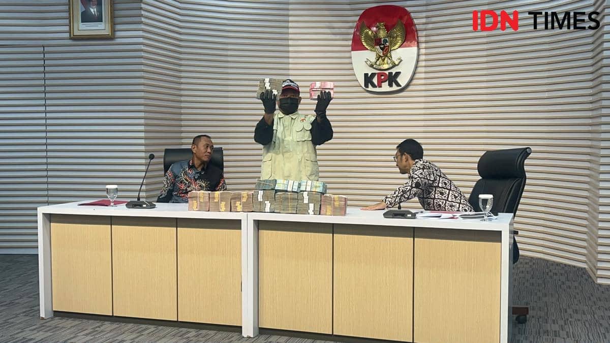 Bupati Lombok Barat Lalu Ahmad Tersangka 3 Kasus Korupsi Sekaligus