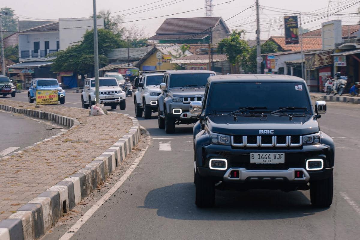 Konvoi beberapa mobil BAIC ORV JHL melintas di jalan perkotaan dengan formasi rapi di siang hari.