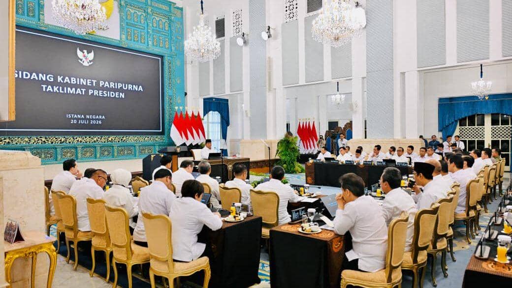 Presiden Prabowo Subianto menyampaikan taklimat pada Sidang Kabinet Paripurna (SKP) yang digelar di Istana Negara, Jakarta, Senin (20/7).