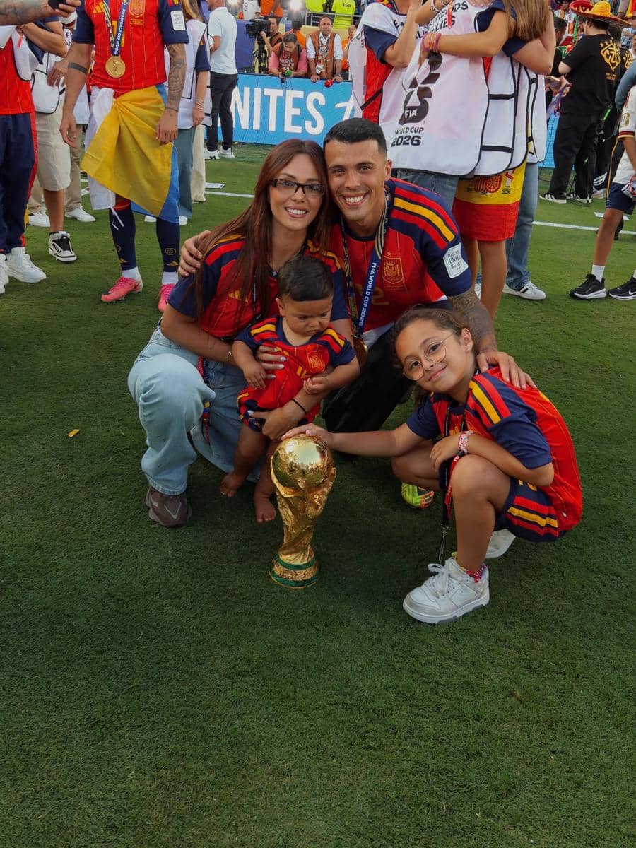 Keluarga pemain tim nasional Spanyol berpose di lapangan bersama trofi Piala Dunia 2026 setelah kemenangan tim.