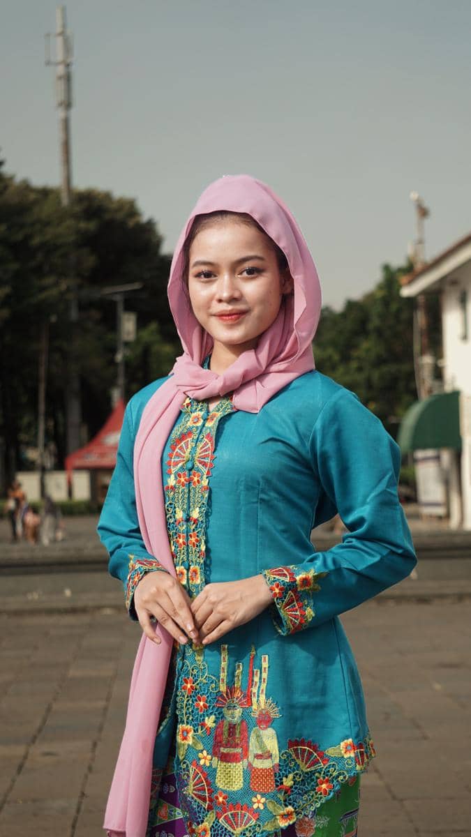 5 Inspirasi Kebaya Encim untuk Wisuda, Manis dan Elegan