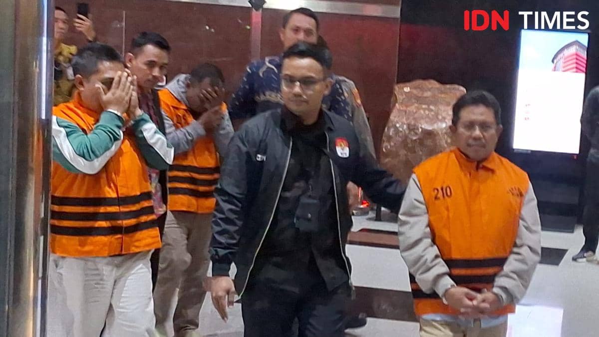 Tersangka Kasus Bupati Lombok Barat Tutupi Wajah Sebelum Ditahan KPK