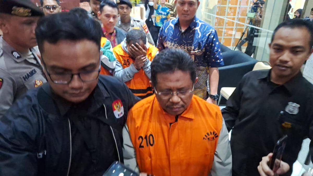 Bupati Lombok Barat Lalu Ahmad Zaini ditahan KPK.