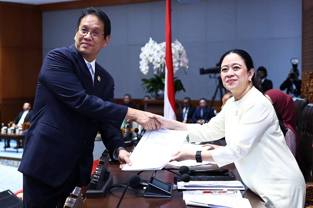 Menteri Keuangan Purbaya Yudhi Sadewa dan Ketua DPR RI Puan Maharani, saat mengesahkan RUU PFII menjadi undang-undang dalam agenda Rapat Par