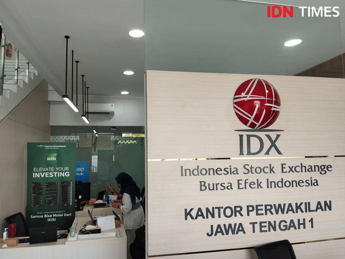 Aktivitas di Kantor Bursa Efek Indonesia Jawa Tengah I di Semarang. (IDN Times/Dhana Kencana)