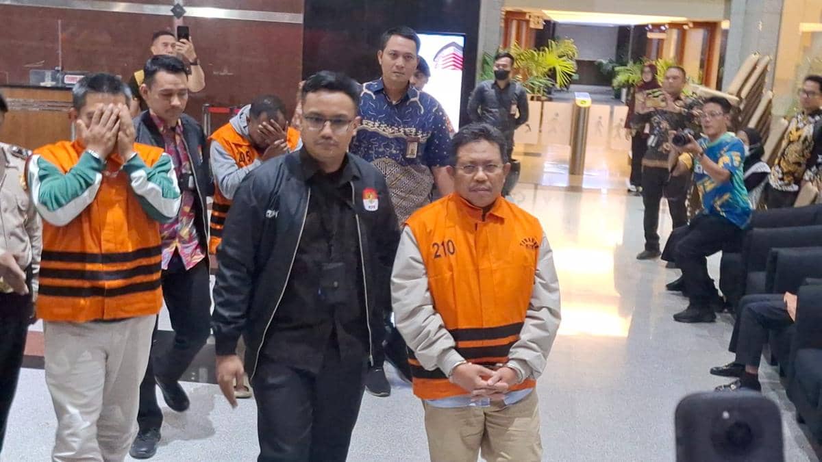 Bupati Lombok Barat Lalu Ahmad Zaini ditahan KPK.