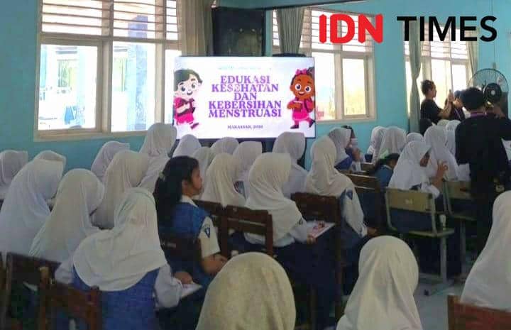WINGS Group Indonesia bersama Hers Protex dan UNICEF Indonesia menggelar kampanye dan edukasi menstruasi bagi remaja putri di SMPN 32 Makassar, Jalan Dg Ramang, Kelurahan Sudiang Raya, Kecamatan Biringkanaya, Kota Makassar, Selasa (21/7/2026). IDN Times/Anshary Thabrani Thahir