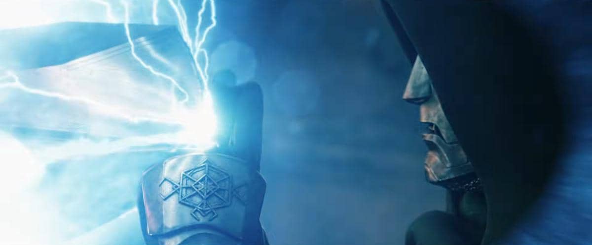 Karakter bertopeng mengenakan jubah hitam memancarkan energi biru dari tangannya dalam cuplikan trailer Avengers: Doomsday.