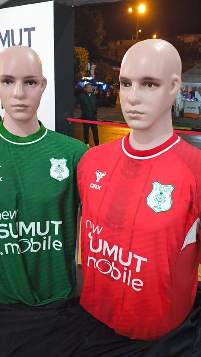Dua mannequin mengenakan jersey PSMS Medan warna hijau dan merah yang diluncurkan khusus untuk Piala Presiden Elite 2026.