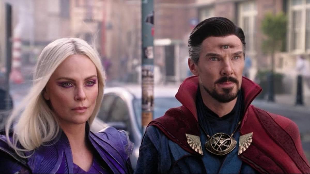 Doctor Strange sedang berada di Dark Dimension bersama Clea.jpg