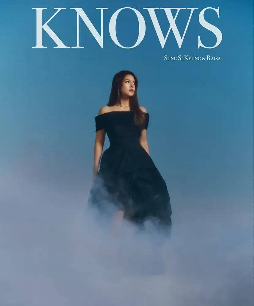 Seorang perempuan mengenakan gaun hitam tanpa lengan berdiri di antara kabut dengan latar langit biru bertuliskan kata 'KNOWS'.