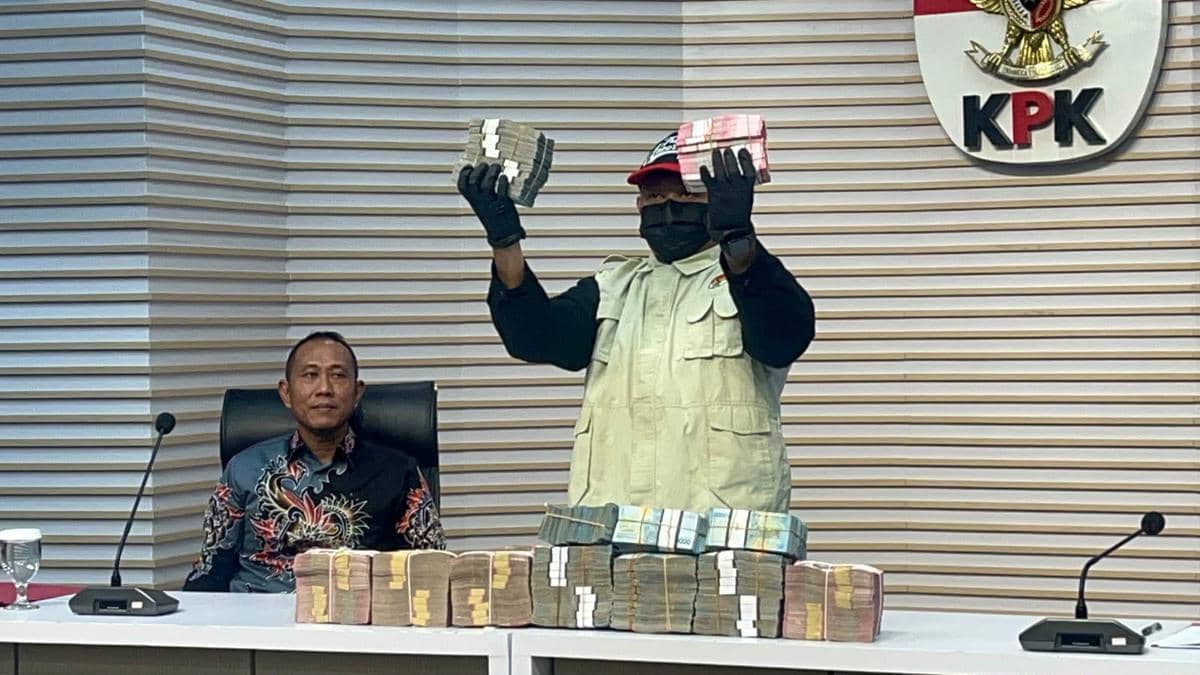 Bupati Lombok Barat Disuap Rp1,6 M Bentuk Alphard hingga Sapi Kurban