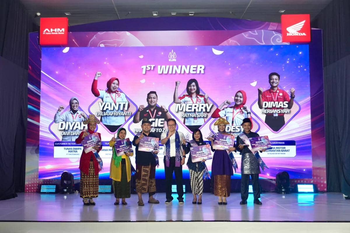 Para pemenang KLHN 2026 berpose di atas panggung dengan mengenakan busana tradisional dan memegang piagam penghargaan di depan layar besar.