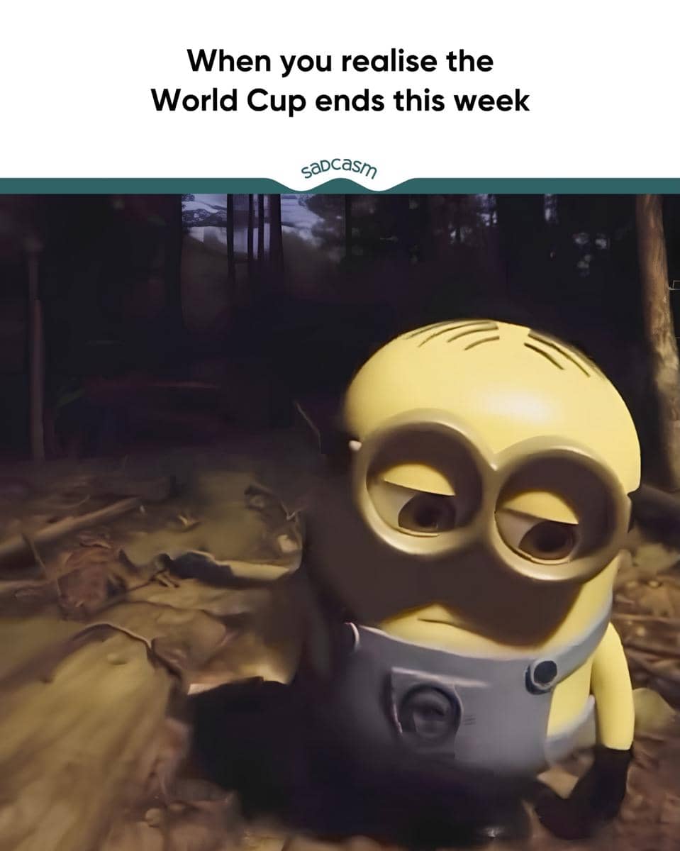 Karakter animasi Minion dengan ekspresi sedih berdiri di tempat gelap, menggambarkan perasaan saat Piala Dunia akan segera berakhir.