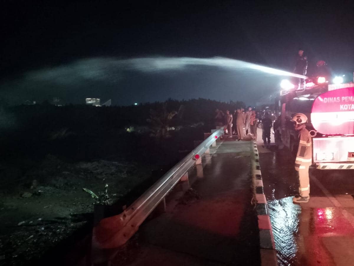 Pemkot Makassar Padamkan Kebakaran Sampah Berulang di Jalan Leimena