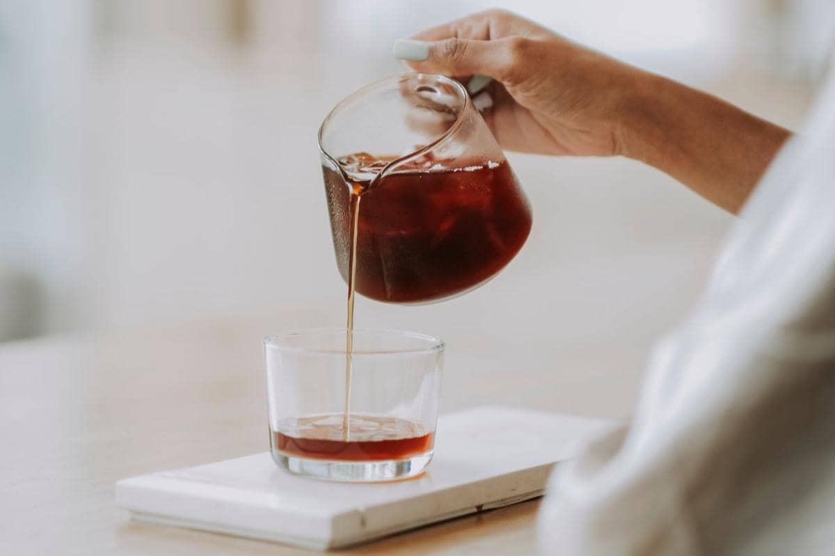 Potret menuangkan kopi cold brew