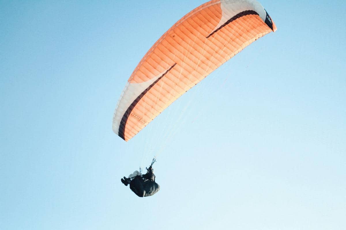 ilustrasi skydiving